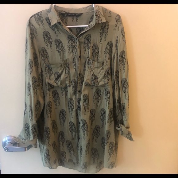 Zara Tops - Zara Trafaluc Intriguing Lion blouse size M EUC